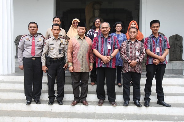 Wakil Ketua MPR Hidayat Nurwahid (tengah) usai melakukan kunjungan ke Museum Nasional di Jakarta Pusat, Selasa (13/11). Foto: Humas MPR