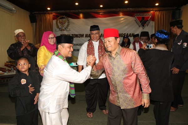 Wakil Ketua MPR Hidayat Nur Wahid (kiri) di sela-sela acara Temu Tokoh Nasional di Gedung Daarul Aitam, Jakarta, Selasa (13/11). Foto: Humas MPR