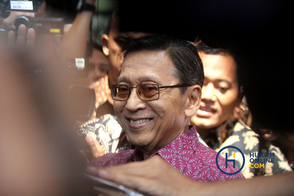 Mantan Wakil Presiden Boediono diperiksa penyidik KPK terkait penyelidikan kasus korupsi Bank Century, Kamis (15/11). Foto: RES