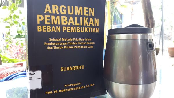 Buku Pembalikan Beban Pembuktian karya Suhartoyo. Foto: MYS