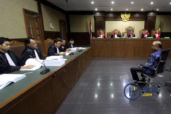 Terdakwa kasus dugaan suap proyek PLTU Riau-1 Johannes Budisutrisno Kotjo menjalani sidang tuntutan di Pengadilan Tipikor Jakarta, Senin (26/11). Foto: RES