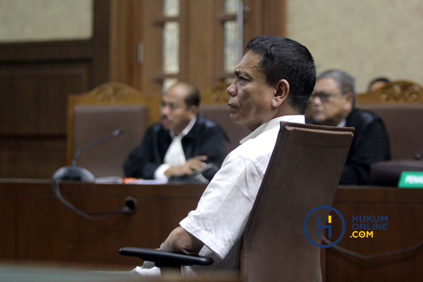 Gubernur Aceh nonaktif Irwandi Yusuf saat sidang pembacaan dakwaan di Pengadilan Tipikor Jakarta, Senin (26/11). Foto: RES