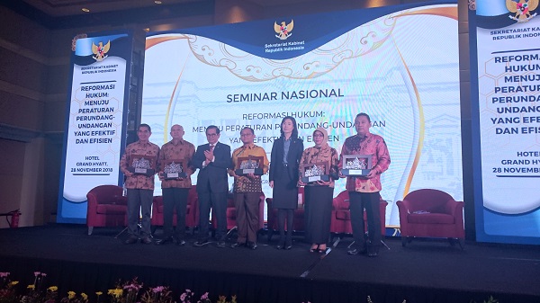 Para narasumber Seminar Nasional Reformasi Hukum, bertajuk 'Menuju Peraturan Perundang-undangan yang Efektif dan Efisien,' yang diselenggarakan Setkab di Hotel Grand Hyatt, Jakarta, Rabu (29/11). Foto AID