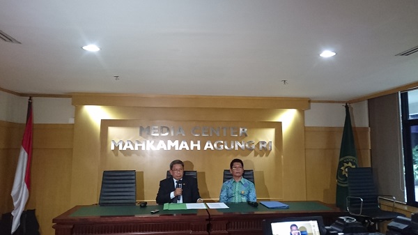 Suhadi dan Abdullah saat memberi keterangan pers terkait penangkapan dua hakim PN Jaksel di Gedung MA Jakarta, Kamis (29/11). Foto: AID