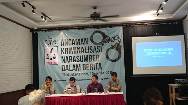 Direktur Eksekutif LBH Pers Ade Wahyudin (paling kiri), Ketua AJI Jakarta Asnil Bambani (paling kanan) dalam diskusi publik bertajuk 'Ancaman Kriminalisasi Narasumber dalam Berita' di Jakarta, Selasa (12/4). Foto: AID