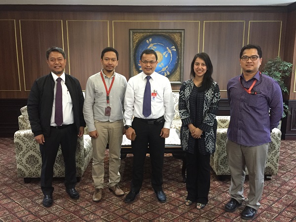 Sekjen MK M. Guntur Hamzah (tengah) saat ditemui perwakilan Hukumonline di ruang kerjanya, Kamis (6/12). Foto: Hol 