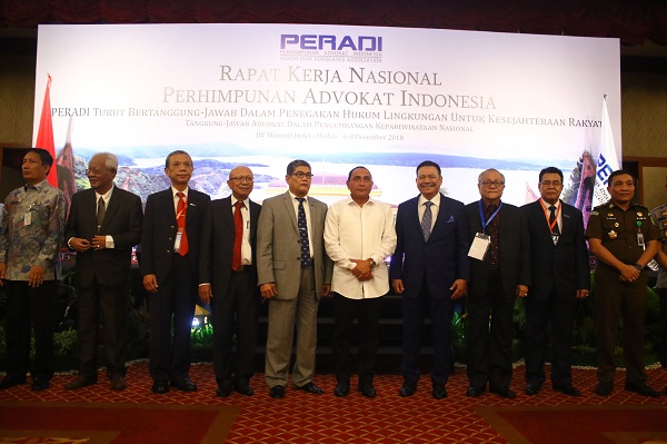 Foto Bersama pengurus DPN Peradi bersama Gubernur Sumatera Edy Rahmayadi saat Rakernas Peradi di Medan. Foto: Istimewa   