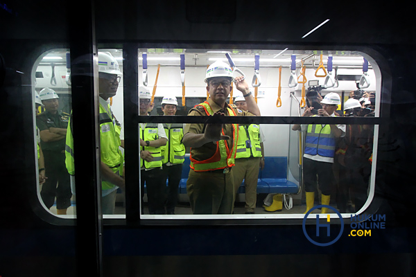 Gubernur Anies Tinjau Kesiapan Kereta MRT 4.JPG