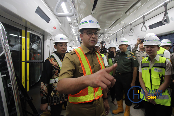 Gubernur Anies Tinjau Kesiapan Kereta MRT 5.JPG