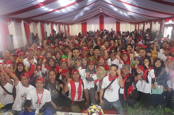 Wakil Ketua MPR Ahmad Basarah di tengah kerumunan mahasiswa dan pemuda di Ubaya Training Center, Mojokerto, Jawa Timur dalam rangka mengikuti Jambore Kebangsaan Tahun 2018, Jumat (14/12). Foto: Humas MPR