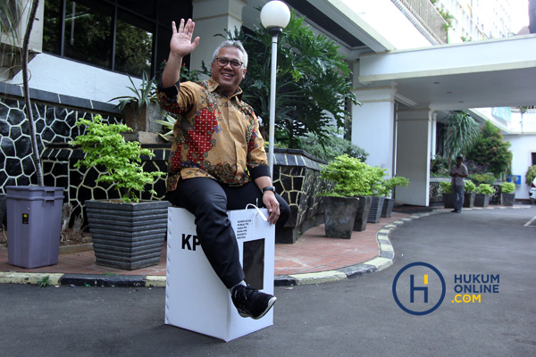 Ketua KPU Arief Budiman saat menunjukkan kotak suara Pemilu 2019. Foto: RES