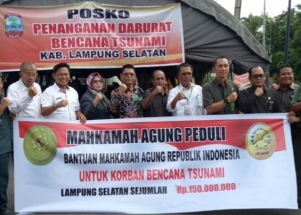 Keluarga Besar Mahkamah Agung, IKAHI, IPASPI dan Dharmayuktikarini memberikan bantuan kepada korban tsunami di Lampung Selatan, Rabu (2/1). Foto: Istimewa
