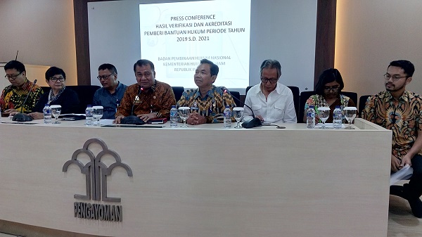 Kepala BPHN bersama panitia verifikasi dan akreditasi OBH saat konferensi pers di Jakarta. Foto: NEE