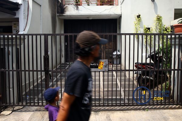 Seorang warga melintas di depan rumah Wakil Ketua KPK Laode M Syarief di Jakarta Selatan. Rumah ini dilempari bom molotov Rabu pagi. Foto: RES