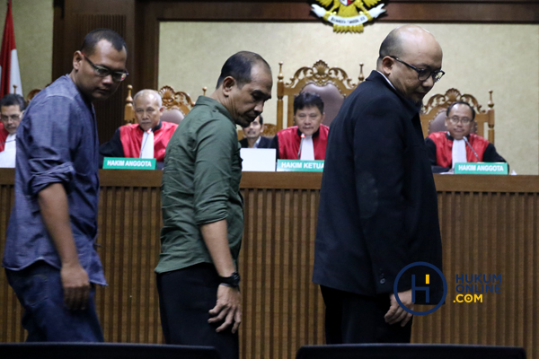 Para saksi dalam persidangan dengan terdakwa Lucas di Pengadilan Tipikor Jakarta. Foto: RES
