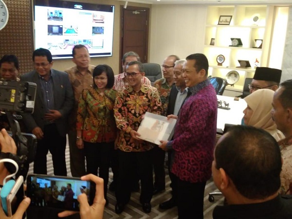Ketua KY KY Jaja Ahmad Jayus secara simbolis menyerahkan empat nama CHA kepada Ketua DPR Bambang Soesatyo di Gedung DPR, Kamis (10/1). Foto: RFQ