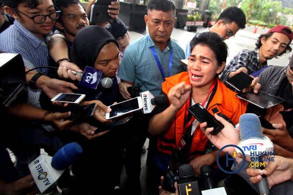 Merry Purba (berpakaian rompi orange) dikerubungi wartawan usai diperiksa di KPK. Foto: RES