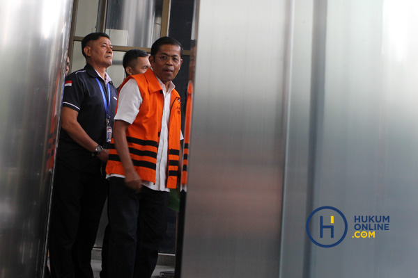 Idrus Marham mengenakan rompi orange. Mantan Menteri Sosial ini didakwa korupsi. Foto: RES