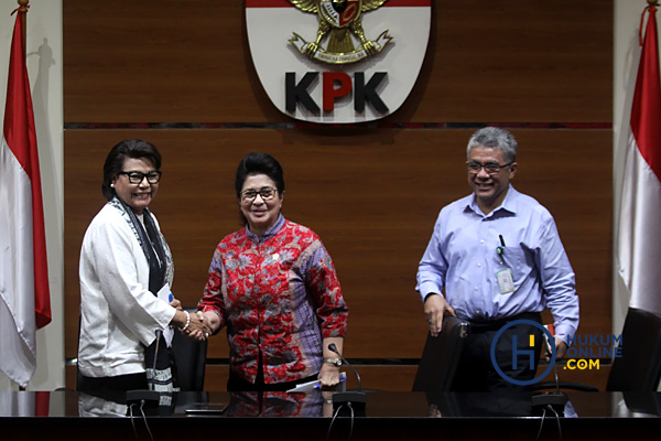 Menteri kesehatan Nila F Moeloek di gedung KPK. Foto: RES