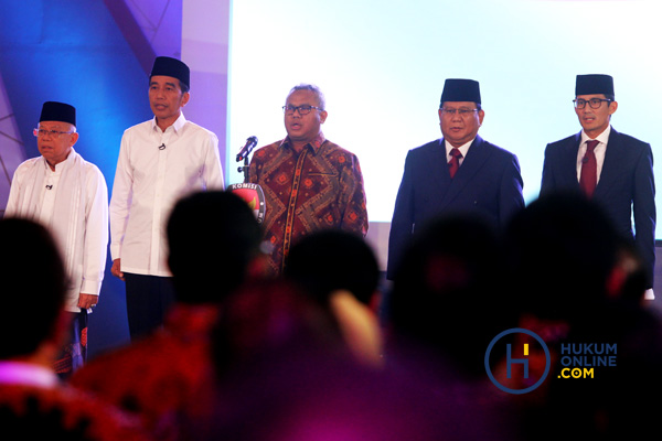 Ketua KPU Arief Budiman (tengah) bersama kedua pasangan calon sebelum debat dimulai, Kamis (17/1) malam. Foto: RES