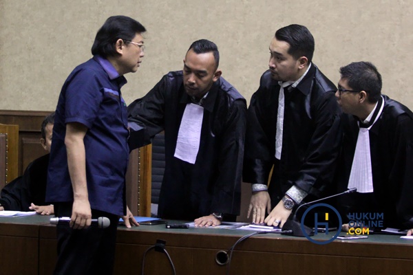Lucas (kiri) bersama pengacaranya di Pengadilan Tipikor Jakarta. Foto: RES
