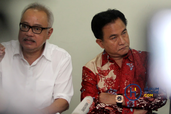 Mahendradatta (kiri) bersama Yusril Ihza Mahendra saat konferensi pers rencana pembebasan Ustadz Abu Bakar Ba'asyir di Jakarta, Sabtu (19/1). Foto: RES