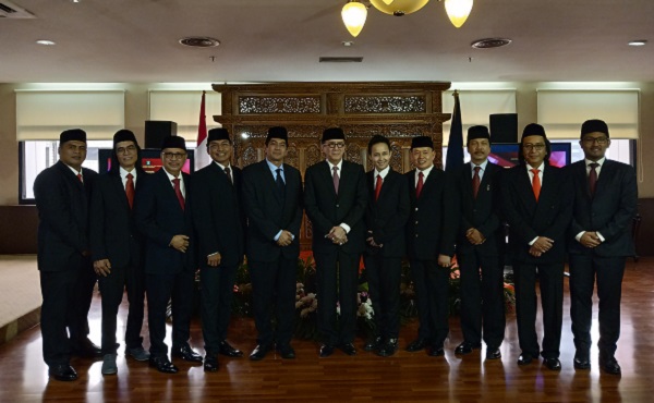 Menkumham Yasonna H. Laoly (tengah) melantik 10 Komisioner LMKN yang baru. Foto: FNH