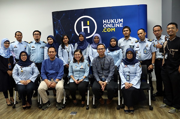 Perwakilan BPHN dan Hukumonline usai pertemuan di kantor Hukumonline.com, Selasa (29/1). Foto: HOL