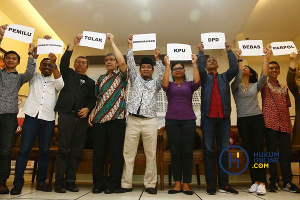 Perwakilan organisasi masyarakat sipil memberikan dukungan kepada KPU dalam polemik pencalonan OSO sebagai calon angota DPD. Foto: RES
