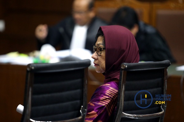 Karen Agustiawan duduk di kursi terdakwa Pengadilan Tipikor Jakarta. Foto: RES
