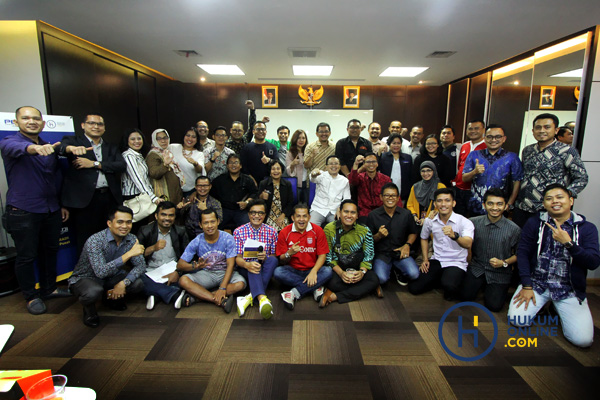 Pengurus DPC Peradi Jakarta Pusat bersama perwakilan Hukumonline saat berfoto bersama. Foto: RES