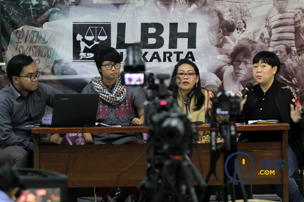 Andi Komara, Ratna Batara Munti dan Riska Carolina (tengah) dan Inayah Wahid saat konperensi pers 'Melawan Hoax RUU Penghapusan Kekerasan Seksual' di Kantor LBH Jakarta, Rabu (6/2). Foto: RES