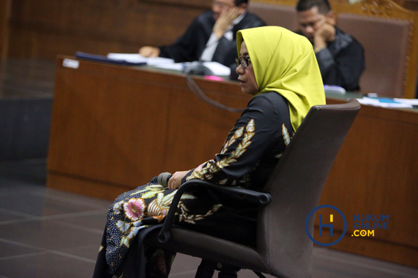 Eni M. Saragih duduk di kursi terdakwa Pengadilan Tipikor. Foto: RES