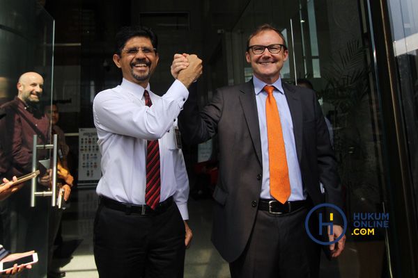 Wakil Ketua KPK (kiri) dan Wakil Dubes Inggris untuk Indonesia (Kanan). Foto: RES