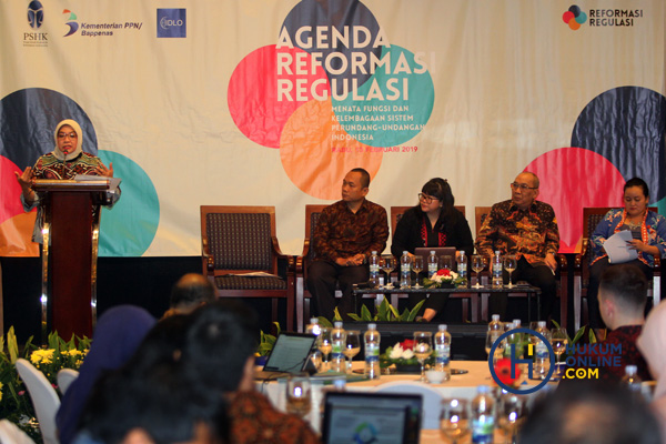 Sejumlah narasumber dalam seminar bertajuk 'Agenda Reformasi Regulasi: Menata Fungsi dan Kelembagaan Sistem Peraturan Perundang-undangan Indonesia' di Hotel Aryaduta Jakarta, Rabu (13/2). Foto: RES 