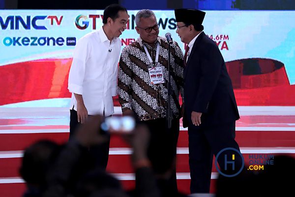 Capres Joko Widodo (kiri), Ketua KPU Arief Budiman (tengah), dan capres Prabowo Subianto (kanan). Foto: RES