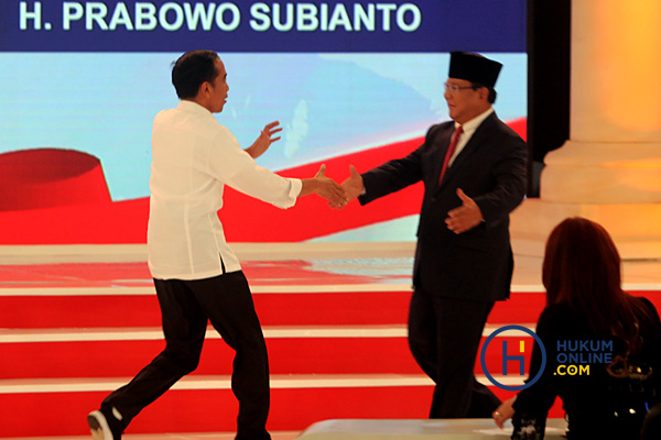 Kedua capres, Joko Widodo dan Prabowo Subianto bersalaman sebelum melakukan debat. Foto: RES