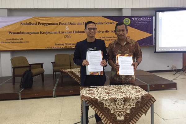 News & Content Director Hukumonline Amrie Hakim dan Wakil Rektor Bagian IV UNPAR Budi Husodo Bisowarno. Foto: HMQ