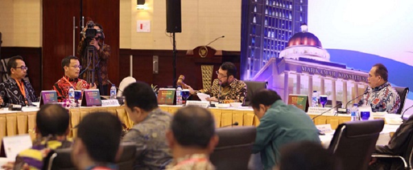 Ketua MK Anwar Usman (tengah) saat membuka kegiatan Rapat Kerja Tahun 2019 di Hotel Aston, Bogor, Kamis (21/2) malam. Foto: Humas MK