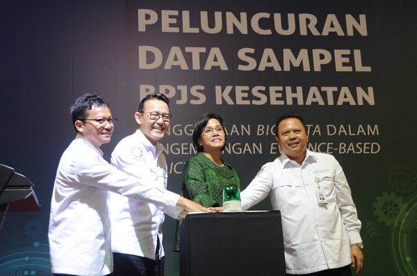 Menteri Keuangan Sri Mulyani (tengah) bersama jajaran Direksi BPJS Kesehatan saat peluncuran Data Sampel BPJS Kesehatan di Jakarta, Senin (25/2). Foto: Humas BPJS Kesehatan   