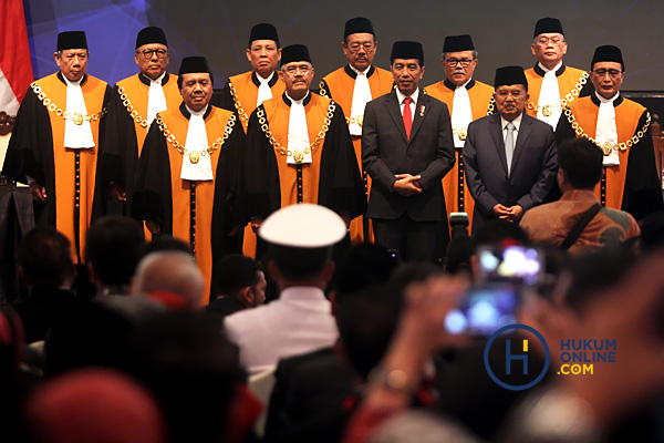 Pimpinan MA bersama Presiden Jokowi saat penyampaian Laporan Tahunan MA Tahun 2018 di Jakarta Convention Center, Rabu (27/2). Foto: RES 