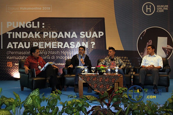 Diskusi Hukumonline 2019 bertema â€œPungli: Tindak Pidana Suap atau Pemerasan (Permasalahan yang Masih Menghambat Kemudahan Berusaha di Indonesia)â€, di Surabaya, Senin (4/3). Foto: RES 