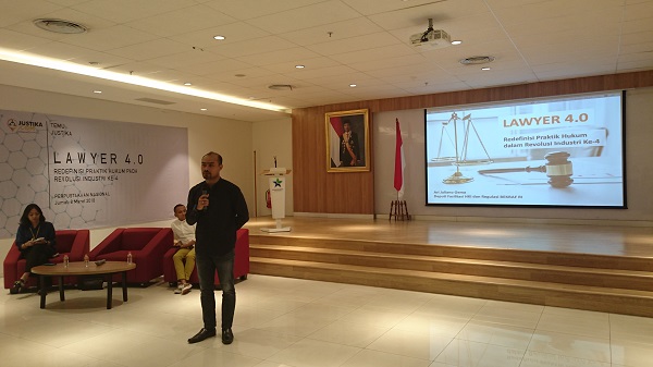 Ari Juliano Gema saat memberi materi dalam diskusi bertajuk 'Lawyer 4.0: Redefinisi Praktik Hukum dalam Revolusi Industri ke-4' yang diselenggarakan Justika.com di Gedung Perpustakaan Nasional Jakarta, Jum'at (8/3). Foto: AID 