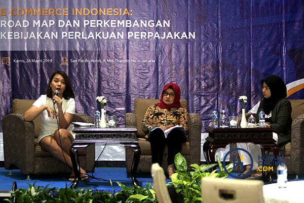 Ardhanti Nurwidya (kiri) selaku Anggota Bidang Ekonomi Digital dari Asosiasi E-Commerce Indonesia (idEA) dan Sri Hariyati selaku Kepala Biro Hukum dari Kementerian Perdagangan Republik Indonesia dalam Diskusi Hukumonline.com 