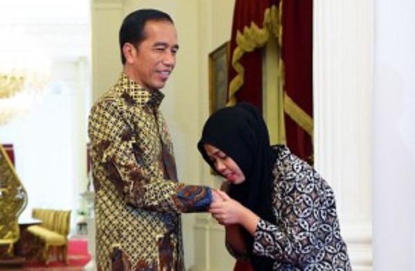 Siti Aisyah mencium tangan Presiden Jokowi saat diterima di Istana Merdeka, Jakarta, Selasa (12/3) siang. (Foto: Rahmat/Humas Setkab)