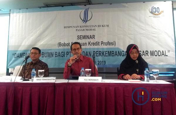 Para pembicara dalam acara seminar bertema Dampak RUU BUMN bagi PT TBK dan Perkembangan Pasar Modal, Rabu (13/3). Foto: MJR