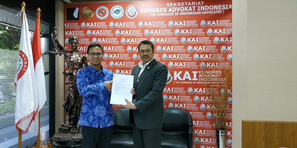 Amrie Hakim (kiri) bersama Tjoetjoe Sandjaja Hernanto (kanan) usai menandatangani kerja sama di kantor KAI, Kamis (14/3). Foto: RFQ 