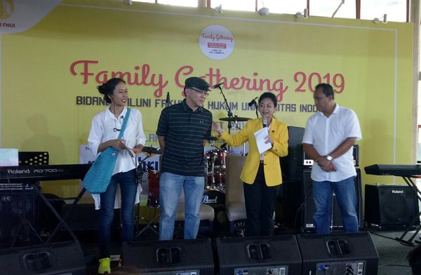 Ketua Iluni FH UI, Ashoya Ratam (berkemeja kuning) bersama beberapa alumni dalam acara Family Gathering. Foto: AJI