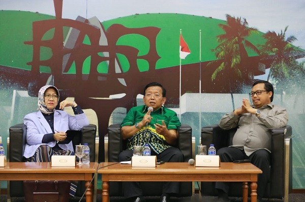 Kiri ke kanan. Siti Zuhro, Akhmad Muqowam, dan Herman Khaeron. Foto: RFQ