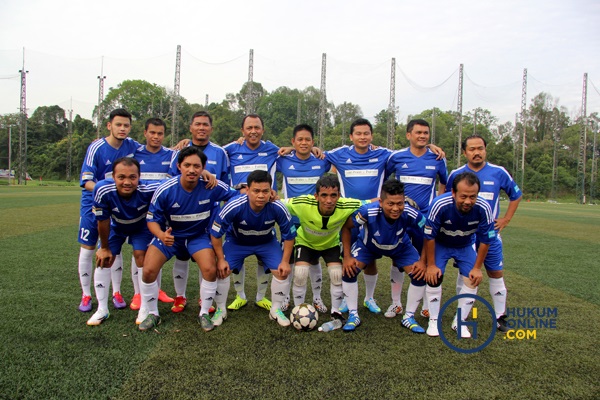 Tim Peradi FC sebelum laga persahabatan melawan Law  Society of Singapore 2014 silam. Foto: RES